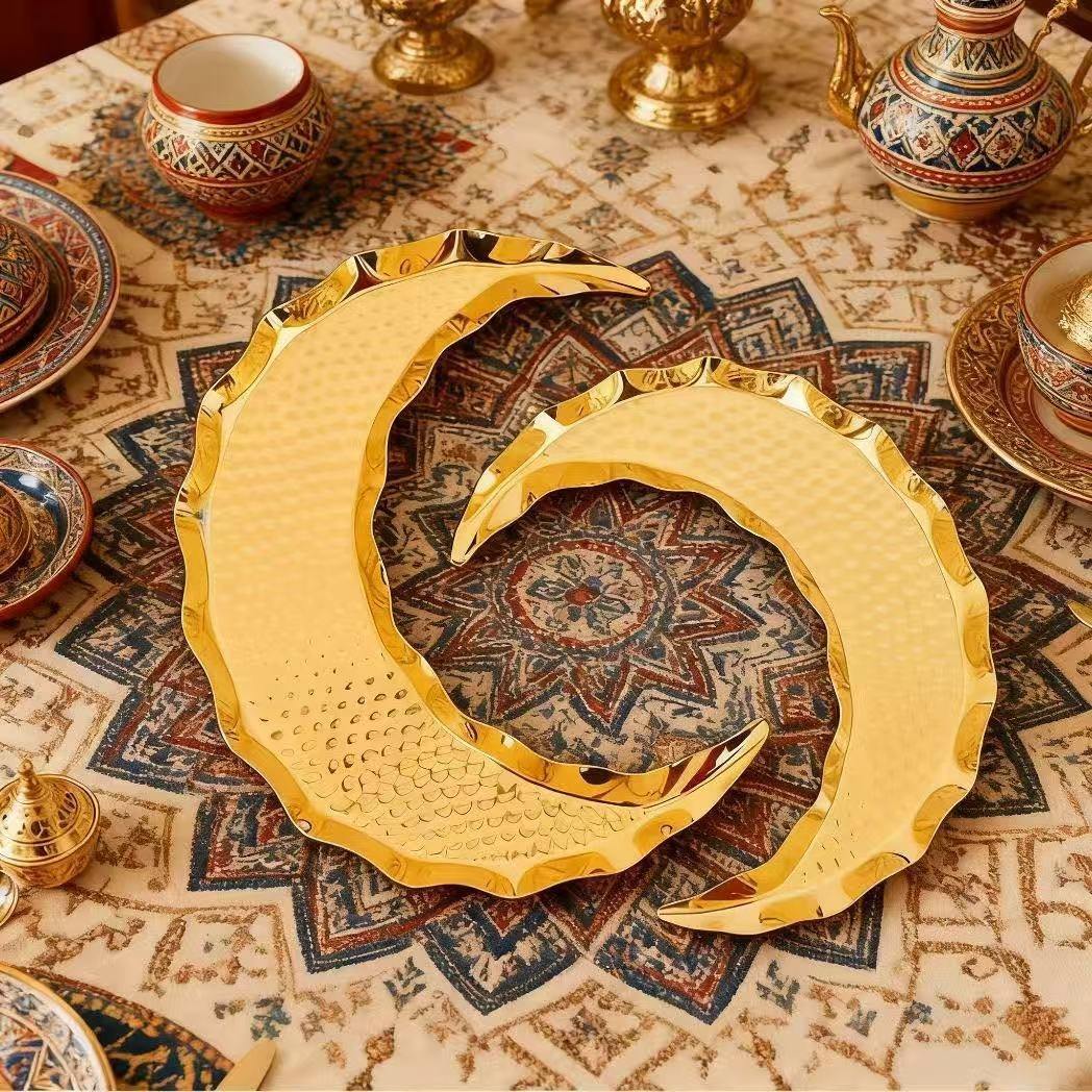 Plateau Décoratif en Forme de Lune Dorée – Décoration Ramadan Élégante