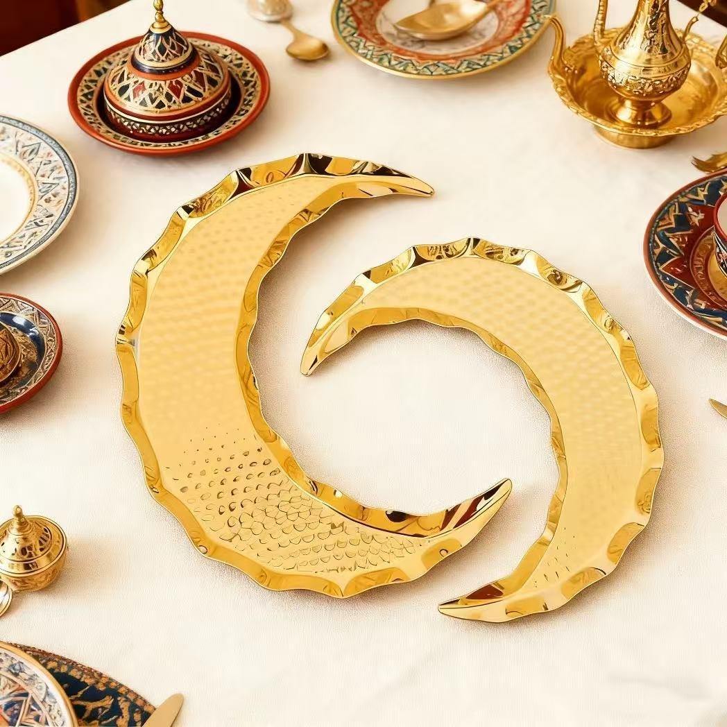 Plateau Décoratif en Forme de Lune Dorée – Décoration Ramadan Élégante